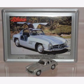 Schuco Modell 1:87 Mercedes-Benz 300 SL Flügeltürer silber mit Schild aus Emaille