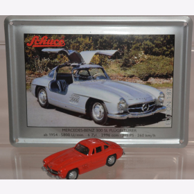 Schuco Modell 1:87 Mercedes-Benz 300 SL Flügeltürer rot mit Schild aus Emaille
